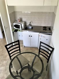 Proche Hôpital Legouest

À louer, studio de 18,57 m² situé au 1er étage d’une résidence sécurisée.

Le logement se compose :

- d’une pièce principale lumineuse,
- d’un coin cuisine équipé,
- d’une salle de bain avec baignoire,
- ainsi que de WC.

Chauffage individuel électrique.

Libre immédiatement.