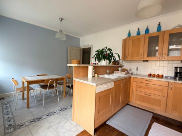 MAISON FAMILIALE 5 CHAMBRES - JARDIN- GARAGE - QUARTIER CHARLEMAGNE / VICTOR HUGO - Thionville. Située dans le très recherché quartier Charlemagne ? Victor Hugo, cette élégante maison de ville mitoyenne d'un côté séduira par ses volumes généreux, son cachet et son excellent état d'entretien.
Édifiée sur trois niveaux plus sous-sol, la maison développe une organisation familiale idéale.
Au rez-de-chaussée, vous découvrirez un agréable salon ? salle à manger agrémenté de beaux parquets. La grande cuisine lumineuse constitue un véritable espace de vie convivial. Un bureau complète ce niveau.
Les étages accueillent cinq chambres confortables, permettant d'envisager différents aménagements selon les besoins de la famille. Sous les combles, une spacieuse salle de jeux apporte un espace supplémentaire particulièrement apprécié.
La maison dispose également de deux salles de bains et de trois WC, garantissant un confort de vie au quotidien.
Le sous-sol complet comprend plusieurs caves et permet un accès direct au jardin.
Un garage une voiture vient compléter l'ensemble.
La maison est en très bon état général et parfaitement entretenue. 
Un bien rare dans ce secteur recherché de Thionville, idéal pour une famille à la recherche d'espace, de caractère et d'un environnement privilégié.
Pour plus d'informations ou organiser une visite, contactez nous.
- Karine Karas 06 08 31 19 87
- Katiaa Moriceau 06 75 66 99 25
Les informations sur les risques auxquels ce bien est exposé sont disponibles sur le site Géorisques : www.georisques.gouv.fr » 
 (4.00 % d'honoraires TTC à la charge de l'acquéreur.)