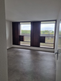 Beautiful duplex apartment, fully renovated, including entrance, living room with kitchenette, lounge with balcony, bedroom with balcony, bathroom with WC, hallway.
Collective heating through urban heat network.
Charges include heating, hot water, cold water, cable TV connection Orne THD, managing fees.
Non-private outdoor parking spaces.