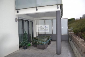 L\'agence CIMOLUX vous propose un appartement dans un endroit calme avec une superficie de +/-89m2.<br><br>L\'appartement dispose un hall d\'entrée, un salon/salle à manger, une cuisine équipée, une grande terrasse, 2 chambres, une salle de bain, un WC séparé, 2 débarras, un emplacement intérieur et une cave.<br><br>Prix 715.000€ <br>(frais d\'agence compris 3% + Tva 17 % à la charge du vendeur)<br><br>Pour plus d\'informations n\'hésitez pas à nous contacter on parle français, allemand, luxembourgeois, anglais, portugais et italien.<br><br>Pour l\'obtention de votre crédit, notre relation avec nos partenaires financiers vous permettront d\'avoir les meilleures conditions.