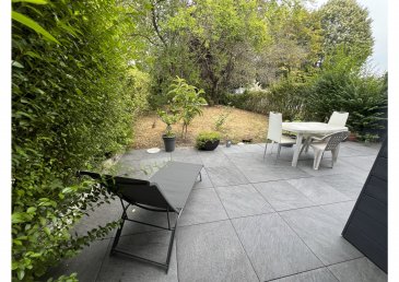 Maison contemporaine avec jardin et garage. À VENDRE A TOURCOING | Proche métro Pont de Neuville
Une maison familiale avec jardin, garage et 3 chambres, à 135 m du métro et proche de l'hopital DRON
Miss-Immo vous propose de découvrir cette agréable maison des années 1960/1966, idéalement située à proximité des commerces.
Dès votre arrivée, vous apprécierez son jardin d'accueil qui mène à l'entrée de la maison.
Un intérieur fonctionnel et lumineux
Le rez-de-chaussée vous accueille avec une cuisine aménagée et équipée ouverte sur la salle à manger et le salon, créant un espace de vie convivial et agréable.
La cuisine bénéficie également d'un accès direct au garage avec espace buanderie, lui-même ouvert sur le jardin.
Depuis la pièce de vie, vous accédez à un agréable jardin exposé à l'Ouest, idéal pour profiter des beaux jours.
Sur le demi-niveau, vous trouverez des toilettes indépendantes.
À l'étage, l'espace nuit se compose de :
3 chambres d'environ 10, 11 et 12 m2
Une salle de bains avec baignoire d'angle et douche
Les petits plus qui font la différence :
? Garage avec porte motorisée
? Buanderie
? Jardin exposé Sud-Ouest
? Petit grenier non aménageable
? Stationnement facile devant la maison et sur l'allée privée menant au garage
Informations techniques :
Taxe foncière : 870 EUR
DPE réalisé le 09/01/2023 :
Classe énergie : D (188)
GES : D (40)
 Estimation des dépenses annuelles d'énergie pour un usage standard : entre 1 220 EUR et 1 650 EUR par an, prix moyens des énergies indexés sur l'année 2021, abonnements compris.
Prix de vente : 199 000 EUR honoraires d'agence inclus
Prix hors honoraires : 190 000 EUR
Honoraires forfaitaires : 9 000 EUR TTC à la charge de l'acquéreur
Les informations sur les risques auxquels ce bien est exposé sont disponibles sur le site Géorisques : www.georisques.gouv.fr
L'avis de Miss-Immo :
Une maison agréable et lumineuse, avec jardin et garage, qui séduira une petite famille à la recherche d'un environnement pratique et accessible.
À seulement quelques minutes du métro et des commerces, elle bénéficie également d'un quartier en pleine évolution, offrant des perspectives intéressantes pour les années à venir.
Transports : la station la plus proche se situe à environ 135 mètres.
Un quartier en évolution : un nouveau projet porté dans le cadre de la politique de la ville prévoit notamment des démolitions d'immeubles afin de laisser place à de nouvelles maisons de lotissement ainsi qu'à un nouveau centre commercial avenue Roger Salengro.