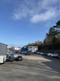 Viele parkplätze verfügbar und ein schönes grosses büro