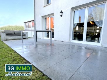 3G Immo Lambermont vous présente en Exclusivité à HUSSIGNY-GODBRANGE une maison jumelée (3 façades) construite en 2016 d'une surface habitable de 96m² avec 3 CHAMBRES, TERRASSE, TERRAIN et GARAGE, située au calme en secteur résidentiel sans circulation.

Le rez-de-chaussée se compose d'un hall d'entrée, d'un WC séparé, d'une buanderie et d'une pièce de vie de 42m² « en L » avec cuisine équipée ; cette pièce très lumineuse donne accès à la terrasse carrelée de 18m² et au terrain, le tout orienté plein Ouest. Egalement présent, un garage (communiquant) de 20m².
Au premier niveau, nous retrouvons 3 chambres (deux de 12m² et une de 12,3m²) et une salle d'eau entièrement carrelée avec grande douche italienne, meuble double vasque et Wc.

La maison est construite en lotissement sur un terrain de 3 ares avec une cour avant, terrasse arrière et pelouse.

D'un point de vue technique, cette maison de 2016, possède de grandes fenêtres DV PVC, une toiture en tuile et le chauffage est assuré par une chaudière gaz. Tous les sols sont carrelés, la maison, son intérieur et ses extérieurs, sont en très bon état et n'attend plus que vos valises. DPE et GES : classe C avec des coûts de consommation compris entre 850 et 1150€ à l'année ! 

Pour toutes demandes de renseignements et/ou visites :
Grégory LAMBERMONT 06 42 85 79 02
Chers confrères, je pratique l'interagence.