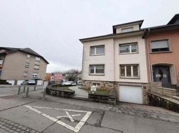 L'Agence Immobilière Chaves vous présente cette maison libre de trois côtés, idéale pour une famille, située dans une rue calme. Construite en 1962, elle offre une surface habitable d'environ 135,5 m² sur un terrain de 3a 03ca. Le bien nécessite des travaux de rafraîchissement, offrant un beau potentiel d'aménagement.

Disposition des lieux

Sous-sol (avec accès terrasse et jardin) :
- Garage d'environ 20,35 m²
- Cave d'environ 13,85 m²
- Buanderie
- Chaufferie

Rez-de-chaussée :
- Hall d'entrée
- Salon (~16,91 m²)
- Salle à manger (~16,68 m²)
- Cuisine (~16,50 m²) avec accès terrasse et jardin
- WC séparé (~0,96 m²)

1er étage :
- Hall de nuit
- 3 chambres (~16,91 m² ? ~15,79 m² ? ~11,25 m²)
- Salle de douche (~4,81 m²)

2e étage :
- Grenier aménageable

Atouts supplémentaires
- Jardin
- Garage
- Fenêtres double vitrage
- Chauffage au mazout
- Passeport énergétique : I / I
Disponible immédiatement