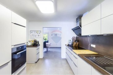 Veuillez contacter Cristina Ferreira pour de plus amples informations :
- T : +352 621 504 529
- E : cristina.ferreira@remax.lu

RE/MAX Luxembourg, Spécialiste de l'immobilier a Lorentzweiler, vous propose une maison mitoyenne à Bofferdange en vente.
Idéale pour une famille qui cherche une maison dans le calme, mais proche de tous les conforts et à 10 kilomètres seulement de Luxembourg-Ville. En voiture, Kirchberg se trouve à 15 minutes.
Elle a une surface habitable de ± 170 m² et une surface totale de ± 220 m² sur un terrain de 2.45 ares avec 4 chambres à coucher, une grande terrasse, un balcon, un garage.

La maison se compose comme suit :

Rez-de-chaussée :
Au rez-de-chaussée vous trouvez le hall d’entrée, une salle de douche avec WC, un garage, une cave et une buanderie, mais aussi une cuisine et une pièce pouvant servir de chambre d'ami.

1er étage :
Au 1er étage vous trouvez un hall, un séjour lumineux, une salle à manger, une cuisine équipée avec accès à la terrasse ainsi qu'une grande salle de douche avec WC. 

2? étage :
Vous trouvez un hall, 2 chambres à coucher, et une grande salle de bain.

3? étage :
Vous trouvez 2 chambres à coucher et un bureau.
La maison dispose aussi d’une terrasse non-couverte de ± 23 m², d’un petit jardin et de deux places de parkings devant la maison.

Frais d’agence RE/MAX : 3 % du prix de vente + TVA à charge de la partie venderesse