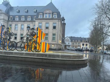 immohub, votre partenaire dans l'immobilier à Dudelange, vous propose en exclusivité un immeuble de rapport / hôtel en plein centre ville.
Ce bien comprend 12 chambres meublées, chacune avec sa propre salle de douche et kitchenette.
Le bien se compose comme suit:

RDC:
-Hall d'entrée 8,86 m²
-Chambre I 11,48 m² avec kitchenette et salle de douche de 2,60 m²
-Chambre II 11,59 m² avec kitchenette et salle de douche de 2,00 m²
-Chambre III 10,10 m² avec salle de douche de 2,60 m² et sortie cour intérieure
-Cuisine et salle à manger 18,95 m² avec sortie cour intérieure

R+1:
-Palier 5,00 m²
-Hall de nuit 7,90 m²
-Chambre IV 11,20 m² avec kitchenette et salle de douche de 2,63 m²
-Chambre V 9,80 m² avec salle de douche de 3,00 m²
-Chambre VI 13,81 m² avec kitchenette et salle de douche de 3,10 m²
-Chambre VII 13,31 m² avec kitchenette et salle de douche de3,00 m²

R+2:
-Palier 5,00 m²
-Hall de nuit 7,90 m²
-Chambre VIII 11,20 m² avec kitchenette et salle de douche de 2,63 m²
-Chambre IX 9,80 m² avec salle de douche de 2,90 m²
-Chambre X 13,81 m² avec kitchenette et salle de douche de 3,29 m²
-Chambre XI 13,31 m² avec kitchenette et salle de douche de 3,00 m²

R+3/Combles:
-Chambre XII 18,50 m² avec kitchenette, salle de douche de 2,80 m² et débarras de 9,07 m²

R-1:
-Hall de cave 
-Dépot
-Vestiaire / Douche / WC
-Buanderie
-Local technique
-Stockage 
-Compteurs

Détails:
-CPE: E/E (nouvelle partie) & F/G (partie existante)
-Triple vitrage / Chassis en PVC / Volets électriques
-Chauffage au gaz / Chaudière 2019