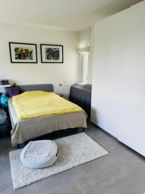 Luxembourg- Cents, 22 rue Jean Pierre Biermann, chambre de 16m² avec un résident au rez-de-chaussée surélevé dans une maison de 200m², salle de bain privative. À partager avec les propriétaires : très grand salon, grande cuisine séparée, terrasse, jardin, buanderie.  
La maison fait plus de 200m² et est habitée par les propriétaires.  
Cette belle chambre est idéale pour une dame seule qui sera la seule locataire de la maison.  
Commodités à proximité :  
Situé dans un quartier paisible et verdoyant, Cents offre une atmosphère conviviale et relaxante, avec un réseau de transports en commun fournissant un accès facile aux différentes parties de la ville.  
Loyer : 800 EUR par mois charges comprises  
Commission de location : un mois de loyer plus TVA, partagé 50/50 par les deux parties  
Classe énergétique : E Disponibilité : 01 08 2026  
  
Contact et visites : Marguerite : 691 384 190.