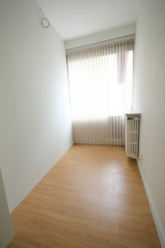 LUXEMBOURG-BELAIR 31-33, Boulevard Grande-Duchesse Charlotte, 

bureau de 8.2m2 dans Centre d'Affaire, au rez-de-chaussée - dans les parties communes : kitchenette, WC hommes et femmes. 
Disponible de suite 

Prix : 650 EUR charges comprises (internet, chauffage, eau, électricité) - Durée 1 an minimum 
Caution 2 mois de loyer - Commission d'agence un mois de loyer + TVA à charge du locataire 

Contact et visites : Arianna GHITTINO, email : arianna@parkagence.lu téléphone 691 205 573 et Rosalba MAITRE, téléphone : 691 550 189