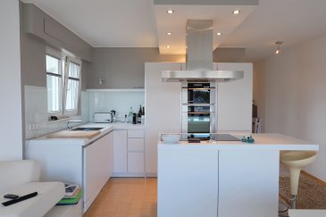 STRASSEN, dans un immeuble très soigné situé à 104 route d'Arlon, bel appartement meublé, style penthouse, de 62 m2, très lumineux, meublé, au 3e étage avec ascenseur et comprenant : entrée, living avec accès terrasse, une cuisine équipée avec îlot central, une chambre à coucher avec accès terrasse placards sur mesure, une salle de douche avec WC, sous les combles (4e étage) une buanderie (commune) avec lave-linge et sèche-linge et pièce privative (cave), un emplacement de parking au sous-sol. L'appartement est actuellement loué. Contact et visites : Rosalba MAITRE, téléphone : 691 550 189 Email : rosalba@parkagence.lu et Arianna Ghittino, téléphone : 691 205 573 Email : arianna@parkagence.lu