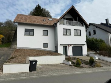 Immo Nordstrooss vous propose en vente une charmante maison individuelle située à proximité de l'autoroute ainsi que du centre ville avec toutes ses commodités dans le Cité Loppert à Ettelbruck sise sur un terrain de +/-8.18 ares.

Construite en 1980, la maison offre une surface habitable de +/- 228,07 m2 et une surface totale de +/- 307 m2.

- au rez-de-chaussée hall d'entrée/escalier 18.37m2, bureau 10.79m2, un grand garage pour deux voiture 37.80, espace chaufferie, une cave et 2 emplacements extérieurs.

- au rez-de-jardin le hall, un grand living trés spacieux avec une salle à manger, une cuisine bien équipée ouverte 47.03m2 avec accès au terrasse 39m2 et au jardin, et 3 chambres à coucher ( 16.05m2, 15.96m2, 9,20m2 ), salle de douche avec double vasque 6.78m2,et un WC séparé.

- à l'étage hall de nuit, 2 grande chambres à coucher, une avec accès au balcon7.50m2 avec magnifique vue, salle de bain et une espace kitchinette.

Situation : en périphérie Ouest, dans un lotissement à flanc de colline orienté Sud proche de la voirie principale. Cadre vallonné en pleine nature. Stationnement possible en bordure de voirie. Bonnes liaisons avec le centre-ville.

Pour tout renseignement complémentaire ou information veuillez nous contacter par email info@immonordstrooss.lu ou par Tél: 691 850 805.

Proposition de crédit/financement à taux compétitif auprès des banques Luxembourgeoise incluse dans nos services gratuits.