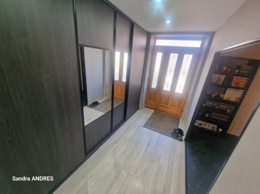 REF/693

Maison rénovée au goût du jour avec jardin et garage en 2023 sur 5,80 ares.

Cours à l'avant avec places de parking.

En rez-de-chaussée vous découvrirez une belle entrée spacieuse avec un très grand placard, un séjour, un salon semi-ouvert sur une cuisine équipée donnant accès à une véranda pour le plaisir de la luminosité et de bons repas avec vue sur le jardin.
Egalement une première salle d'eau avec espace buanderie, un WC séparé avec lave-mains.

A l'étage un palier desservant de grandes chambres, une deuxième salle de bains avec WC.

Un beau jardin clôturé et arboré, une dépendance.
Un spacieux garage avec comble aménageable.

Chauffage central gaz de ville et poêle à granulés, double vitrage PVC avec volets roulants.


Consommation énergétique primaire: E
Consommation énergétique finale: D

Les informations sur les risques auxquels ce bien est exposé sont disponibles sur le site Géorisques

N'hésitez pas à prendre contact auprès de NOUVELLE AGENCE SAINT CHRISTOPHE AU 03 87 30 13 66 ou demandez SANDRA au 06 98 80 62 37, agent immobilier inscrite au RCS de Metz sous le n° 831 288 303