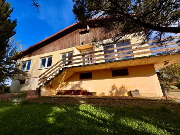 Maison individuelle F6 sur sous-sol complet avec garage.. Cette maison individuelle de bonne construction vous séduira par son emplacement en bout de village, vous garantissant un calme préservé.
Elle se compose un salon salle à manger avec cheminée, d'une cuisine indépendante équipée donnant sur terrasse couverte, 4 chambres, un couloir avec poêle a pellet, salle de bains avec baignoire et douche, WC indépendant et une pièce aménageable dans les combles. 
Le sous-sol complet offre un garage pour deux véhicules, un espace atelier, une buanderie, une chaufferie fuel et une cave.
 Le tout sur un grand terrain de 52 ares avec une dépendance.