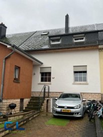 Maison mitoyenne située à la Cité Emile Mayrisch.<br><br>Elle se compose d\'une cuisine équipée, d\'un salon, de trois chambres à coucher, d\'une salle de bains, d\'une chaufferie et d\'une buanderie. D\'un emplacement extérieur et d\'une petite terrasse. <br>Quelques travaux de rafraîchissement sont à prévoir.<br>Libre à convenir. <br><br>