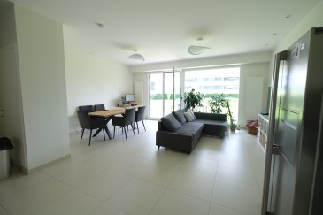 Luxembourg Kirchberg, 10, rue Leydenbach dans immeuble moderne de 2012, bel appartement lumineux de 86 m2 au rez-de-chaussée avec jardin privatif et comprenant : entrée, local technique avec ventilation mécanique, living avec accès terrasse de 12,26 m2 et jardin privatif de 80 m2, une cuisine équipée avec frigo USA, ouverte sur le living, un WC séparé, salle de bains, deux chambres à coucher avec parquet au sol, buanderie commune, cave numéro 33 au sous-sol, un emplacement de parking numéro 25 au sous-sol, passeport énergétique A-B.  
Libre de suite. Contrat de bail de deux ans minimum. Les animaux sont interdits, (NO PETS). Pour un couple avec un enfant au maximum. Loyer : 2800 euros + 300 euros de charges.  
Frais d'agence : un mois de loyer + TVA, 50% à charge du locataire, 50% à charge du bailleur. Contact et visites : Rosalba MAITRE téléphone : 691 550 189 Email : rosalba@parkagence.lu & Arianna GHITTINO, téléphone : 691 205 573, email : arianna@parkagence.lu