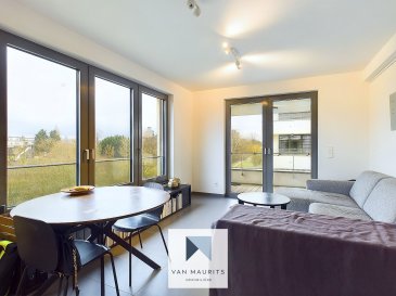 Cet appartement moderne et bien agencé est situé à deux pas des commerces et des services de Bertrange. Il possède une vue magnifique sur le parc. L'appartement se trouve au calme (4D, rue Pletzer) au rez-de-chaussée surélevé (2ème étage donnant sur le parc) d'une résidence de 2011. Idéal pour un jeune couple, un premier achat ou pour un investissement, il dispose d'une surface habitable de ± 51 m² et d'une terrasse de ± 6 m².

Il se compose comme suit :

un hall d'entrée de ± 4 m² avec une armoire encastrée s'ouvre sur un salon avec son coin cuisine, le tout de ± 21 m². Cet espace est prolongé par une belle terrasse, couverte de ± 6 m² avec une vue dégagée sur le parc. Ensuite se trouvent une chambre de ± 13 m², une salle de bain de ± 8 m² (baignoire, lavabo, wc) et une buanderie. 

Une cave privative et un emplacement au sous-sol de la résidence complètent l'offre.

Ce bien est actuellement loué.

Détails complémentaires :
- Résidence de 2011 ;
- Passeport énergétique *A-A* ;
- Chauffage au sol ;
- Vue sur parc ;
- Rue calme ;
- Situation à proximité des services et des commerces ;
- Terrasse couverte de 6 m2 ;
- Transport en commun à proximité.

Agent responsable : Katia Gravière au 661 33 29 82 ou katia@vanmaurits.lu