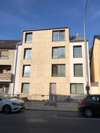 NOUVEAUX PRIX. RESTE A VENDRE DERNIER APPARTEMENTS. 

La résidence est le fruit d’une expression contemporaine dans une ville d’une grande richesse patrimoniale.
Elle s’élève dans deux rues parallèles. L'accès principale de l'immeuble se fera par la rue de Rollingergrund et la résidence donnera vers la rue Jean François Boch. Cette situation offre les avantages d’une facilité d’accès aux grands axes tout en profitant d’une orientation plus calme sur ses façades avant et arrière. Facilement accessible par les transports en communs, le projet profite notamment de la proximité du centre-ville.
La situation de l’emplacement de la résidence offre des avantages d’accès aux grands axes tout en profitant d’une orientation plus calme sur ses façades avant et arrière. A proximité du centre-ville, la résidence se trouve à 5 minutes à pieds de la gare du Tram à la place de l’Etoile.
Le projet accueille 8 unités de logements de haut standing.
Du point de vue habitation, l’implantation est optimale non seulement grâce à sa situation, mais également grâce à sa belle configuration extérieur en pierre naturelle d’une qualité supérieur.
Les logements créés profitent d’un espace de vie orienté sur l’arrière, source d’un calme absolu. L’espace nuit se développe pour sa part vers l’avant de la bâtisse afin de garantir la plénitude nocturne. 2 appartements jouissent d'un très beau jardin privatif et les 4 autres profitent de leurs terrasses ou de leurs balcons.
La réalisation de l’immeuble est prévue en construction en dur, gage de qualité de construction luxembourgeoise. Sa performance énergétique respecte les normes en vigueur au Grand-Duché, en l’occurrence une classe A.
La promotion ENZO IMMOBILIERE offre également des prestations de très haut niveau.
L’immeuble se compose comme suit :
REZ-DE-CHAUSSEE
Appartement 1 ch, 64,56m2, jardin privatif de 46m2 et cave, 
Appartement 1ch, 63,21m2, jardin privatif de 68m2, terrasse et cave, VENDU
1er ETAGE
Appartement 1 ch, 59,30m2, terrasse et cave, 
Appartement 1 ch, 57,44m2, terrasse et cave, VENDU
2ème ETAGE
Appartement 1 ch, 59,31, balcon et cave, VENDU
Appartement 1 ch, 57,44m2, balcon et cave, VENDU
3ème ETAGE
Studio, 61,51m2, cave, VENDU
Studio, 53,51m2, cave, VENDU
