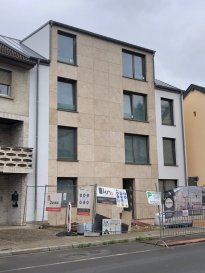 NOUVEAUX PRIX. RESTE A VENDRE DERNIER APPARTEMENTS. 

La résidence est le fruit d’une expression contemporaine dans une ville d’une grande richesse patrimoniale.
Elle s’élève dans deux rues parallèles. L'accès principale de l'immeuble se fera par la rue de Rollingergrund et la résidence donnera vers la rue Jean François Boch. Cette situation offre les avantages d’une facilité d’accès aux grands axes tout en profitant d’une orientation plus calme sur ses façades avant et arrière. Facilement accessible par les transports en communs, le projet profite notamment de la proximité du centre-ville.
La situation de l’emplacement de la résidence offre des avantages d’accès aux grands axes tout en profitant d’une orientation plus calme sur ses façades avant et arrière. A proximité du centre-ville, la résidence se trouve à 5 minutes à pieds de la gare du Tram à la place de l’Etoile.
Le projet accueille 8 unités de logements de haut standing.
Du point de vue habitation, l’implantation est optimale non seulement grâce à sa situation, mais également grâce à sa belle configuration extérieur en pierre naturelle d’une qualité supérieur.
Les logements créés profitent d’un espace de vie orienté sur l’arrière, source d’un calme absolu. L’espace nuit se développe pour sa part vers l’avant de la bâtisse afin de garantir la plénitude nocturne. 2 appartements jouissent d'un très beau jardin privatif et les 4 autres profitent de leurs terrasses ou de leurs balcons.
La réalisation de l’immeuble est prévue en construction en dur, gage de qualité de construction luxembourgeoise. Sa performance énergétique respecte les normes en vigueur au Grand-Duché, en l’occurrence une classe A.
La promotion ENZO IMMOBILIERE offre également des prestations de très haut niveau.
L’immeuble se compose comme suit :
REZ-DE-CHAUSSEE
Appartement 1 ch, 64,56m2, jardin privatif de 46m2 et cave, 
Appartement 1ch, 63,21m2, jardin privatif de 68m2, terrasse et cave, VENDU
1er ETAGE
Appartement 1 ch, 59,30m2, terrasse et cave, 
Appartement 1 ch, 57,44m2, terrasse et cave, VENDU
2ème ETAGE
Appartement 1 ch, 59,31, balcon et cave, VENDU
Appartement 1 ch, 57,44m2, balcon et cave, VENDU
3ème ETAGE
Studio, 61,51m2, cave, VENDU
Studio, 53,51m2, cave, VENDU
