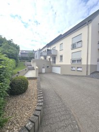 Immo Nordstrooss vous propose en exclusivité ce magnifique Appartement/Duplex au dernière étage dans le village verdoyant de Ell.

L'appartement se compose comme suit :

Un hall d'entrée vous accueil donnant accès au différentes pièces telles que 2 belle chambre à coucher, un débarras/local technique avec branchements prévus pour lave-linge et sèche-linge, un wc séparé et le lumineux Openspace living/salle à manger donnant vers balcon sans vis à vis avec coin cuisine ouverte et équipée et une salle de douche.

A l'étage vous découvrirez un espace hall de nuit déversant sur une chambre type mezzanine et espace dressing.

Au sous-sol vous disposerez d'un emplacement dans la buanderie commune.

Possible de se garer facilement alentour de l'immeuble.

Pour plus de renseignements ou une visite (visites également possibles le samedi sur rdv), veuillez contacter le 691 850 805.

Proposition de crédit/financement à taux compétitif d'une banque luxembourgeoise incluse dans nos services gratuit.