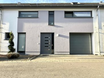 MANSO IMMO vous propose cette magnifique maison contemporaine à MOMPACH dans une région très prisés du Luxembourg. Avec des finitions et matériaux très soignés, idéale pour les amateurs d'espaces lumineux. 
Érigée dans un terrain de 1,82a et sur quatre niveaux cette maison d'une surface totale de 215m2 et
habitable de 167m2 offrant la tranquillité dans une localisation au calme. Maison mitoyenne avec jardin et
terrasse idéalement exposée.

Elle se compose comme suit, établie par des plusieurs différents niveaux avec des demi étages:
- Au rez-de-chaussée on peut accéder à la maison soit par le garage ou alors par l'entrée principale. On y
accède à un hall / couloir d'entrée avec armoire et un WC séparé. Le garage est adapté avec une borne de recharge pour toute voiture et devant la cour de la maison on peut y stationner un autre véhicule supplémentaire.
- Un demi niveau inférieur accessible par quelques escaliers on rentre dans une lumineuse pièce à
vivre salon / salle à manger grâce aux plusieurs fenêtres et baie vitrée le tout avec triple vitrage. La cuisine est ouverte et donne aussi accès à la terrasse et au jardin, Elle est entièrement équipée avec des
électroménagers de marque renommée. À la fois très fonctionnelle et surtout pratique pour tout chef cuisinier. La baie vitrée de la cuisine accédant à la terrasse avec une exposition solaire optimale sera en harmonie avec le jardin. 
-  Au premier niveau 