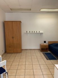 Studio entièrement équipé
kitchenette avec frigo, plaque de cuisson, micro ondes, vaisselle.
Un lit un place, salle de douche avec WC.
 