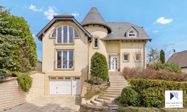 Située à Beidweiler (commune de Junglinster), cette jolie maison de caractère libre des 4 cotés, possède une surface habitable de ±174 m² pour une surface totale de ± 263 m².

Elle se présente comme suit :

Au rez-de-chaussée, le hall d'entrée ± 5 m² avec un vestiaire fait sur mesure et un wc séparé ±2m² (avec lavabo et urinoir), dessert une jolie cuisine ± 19 m², équipée et aménagé, (nombreux rangements en bois massif, four, cuisinière électrique, frigo, congélateur, lave-vaisselle, hotte aspirante, plan de travail en granit,…), un beau séjour ouvert sur la salle à manger ± 55 m², donnant accès à 2 terrasses ± 20 et 36 m² orienté Sud-Est, (également accessible par la cuisine) et une arrière cuisine ± 5 m². Des escaliers ± 2 m² en marbre (cararra) vous conduit à l’étage suivant.

Au 1er étage, un palier de nuit ± 5 m² mène vers 4 chambres ± 8, 17, 17 et 22 m², une salle de bain ± 14 m² (avec baignoire coquillage, douche Italienne, double lavabo, bidet et wc), ainsi qu’une salle de douche à faire ± 6 m² (les connexions et raccordements sont existants).

Au sous-sol, un hall ± 6m² (avec escalier ± 2m²), mène vers un double garage ± 54 m² dessert une buanderie ± 11 m², une chaufferie ± 8 m² (Buderus de 2010 avec chauffage au mazout) ainsi qu’une grande cave ± 9 m².

Généralités :

Maison en bon état (2000) et très bien entretenu;
Double vitrage, châssis en PVC, volets électriques;
Sol en marbre «Carrara d’Italie» et carrelage;
Mur, papier peint et peinture;
Toiture en ardoise et en bon état;
Chaudière au mazout Buderus (2010), chauffage au sol et par radiateur;
Possibilité d’aménager une salle de douche, connexions existantes;
Terrasse, jardin, potager;
Beidweiler est un village résidentiel, à quelques kilomètres de Junglinster, ses commerces et services (écoles, crèches, centre sportif et de loisir, ...);
Le Kirchberg est facilement accessible par le contournement de Junglinster;
Beidweiler est situé sur la piste cyclable PC2 d'Echternach;
Petite Suisse Mullerthal est à proximité.
