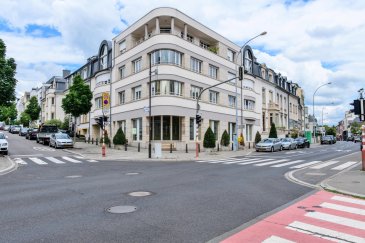 LUXEMBOURG-BELAIR, proche du Centre Ville, dans nouveau Business-Center, bureaux de standing fermés, rénovés et représentatifs situés au rez-de-chaussée avec vitrines.
Prix à partir de 1.000 euros /mois + charges pour bureau fermé,
Poste de travail : 350 euros /mois + charges 
Les parties communes comprennent: entrée avec réception, salle de conférence, WC hommes et femmes, kitchenette, cave, possibilité de louer plusieurs places de parking dans l'immeuble. Idéal pour start-up
Entièrement rénovés, parquet au sol, prises RJ45, accès fibre, belle hauteur sous plafond, et grande cave au sous-sol. 
Libre à partir du 1er septembre 2020. 
Commission d'agence : un mois de loyer + TVA payable par le locataire
Contact et visites: Rosalba MAITRE, téléphone : 691 550 189