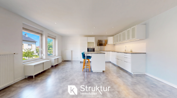 .  APPARTEMENT 5 PIÈCES AVEC PARKING À BASSE-HAM

 Cet appartement en duplex, entièrement rénové en 2017, situé dans un immeuble construit en 1950, développe une surface Carrez de 124 m2 et dispose d'une place de parking devant l'immeuble.
  
 Le hall d'entrée, équipé d'une porte blindée, dessert le rez-de-chaussée composé d'un agréable et lumineux espace de vie de 39 m2 comprenant une cuisine équipée avec îlot central, ouverte sur la salle à manger et le salon. Un couloir dessert un débarras, une buanderie/chaufferie et une chambre parentale spacieuse disposant d'un grand dressing aménagé.
  
 À l'étage, deux chambres sont desservies par un dégagement, ainsi qu'une salle d'eau avec wc et un espace de rangement complémentaire.
  
 L'appartement dispose d'un double vitrage PVC avec volets roulants, d'une chaudière individuelle gaz ainsi que d'un chauffage électrique par convecteurs à l'étage. La cuisine est équipée (induction, hotte, lave-vaisselle, four, réfrigérateur/congélateur) et les salles de bains sont meublées et équipées de radiateurs porte-serviette.
 La copropriété bénficie d'un local vélo.
  
 Environnement et commodités
 Basse-Ham est un village qui séduit par son cadre de vie en pleine nature, en bordure de la Moselle. Les commerces de première nécessité se trouvent dans le village et aux alentours immédiats. Thionville est accessible en une quinzaine de minutes, tandis que le Luxembourg se rejoint en une trentaine de minutes, un atout pour les actifs frontaliers.
 Le village dispose d'une école primaire, et les transports en commun permettent de rejoindre les pôles environnants. Basse-Ham se distingue par son dynamisme associatif et ses nombreux équipements de loisirs : une médiathèque, un centre nautique, ainsi que des étangs de pêche prisés des amateurs. Ce cadre, entre nature et vie de village, offre un cadre de vie recherché à proximité des bassins d'emploi de Thionville et du Luxembourg.
 DPE C/ C
 Estimation des coûts annuels d'énergie du logement : entre 1 740 EUR et 2 400 EUR par an Prix moyens des énergies indexés sur les années 2021, 2022, 2023 (abonnements compris) conformément à l'arrêté du 31 mars 2021 en vigueur lors de l'établissement du DPE
 Prix : 269 000 EUR  Quote-part charges annuelles : 805 EUR  Nombre de lots principaux : 4  Pas de procédure en cours  Honoraires charges vendeur