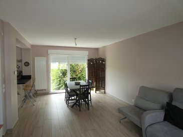 FLORANGE. Maison jumelée de type F5 comprenant au rdc entrée cuisine intégrée ouverte sur salon salle à manger  wc, au premier étage 3 chambres salle de bains, au sous-sol cave garage et buanderie. Le tout sur un terrain de 238 m2 avec dépendances. Les informations sur les risques auxquels ce bien est exposé sont disponibles sur le site Géorisques : www. georisques. gouv. fr<br/>