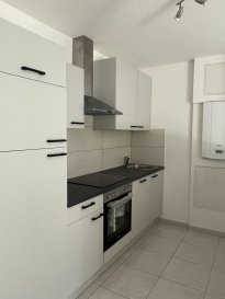 Appartement rdc dans rédisence. A louer :

Au rdc d'une résidence récente, un appartement F2 de 54,20m² comprenant entrée, une cuisine équipée ouverte sur séjour avec accès sur jardin privatif, une chambre, un WC et une salle d'eau avec douche.
Une place de parking complète ce bien.
Disponible de suite.

