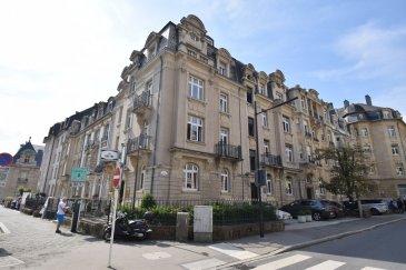 Situé dans un quartier calme, au cœur de la ville, cet appartement de ± 75 m² est situé au 4ème étage (avec ascenseur et accès privatif) d’un immeuble de style.
 
L'appartement se compose d'un séjour ± 38 m², d'un petit vestiaire ± 3 m², d'une cuisine ± 8 m², d'une chambre/bureau ± 16 m², d'une salle de bain ± 7 m² (baignoire et lavabo) et enfin, d'un wc séparé ± 2 m².
Une mezzanine, accessible via un escalier de meunier, offre un espace de rangement supplémentaire.
 
 
Détails complémentaires :
 
- Parquet plein pour l'ensemble ;
- Disponible de suite ;
- Emplacement de parking à proximité en supplément: 200€/mois ;
- Loyer : 2200€/mois ;
- + forfait charges de 250€/mois, pour autant que la consommation reste dans les limites acceptables. Ce forfait comprend l'eau, le chauffage, l'électricité et les frais d'entretien des parties communes et espaces verts ;
- Caution bancaire : 2 mois de loyer ;
- Commission d'agence: 1 mois + TVA 17%.
