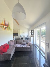 Joli appartement situé dans le petit village de Greiveldange a 15 minutes de la ville de Luxembourg.

Faisant partie d'une maison bi familiale, cet appartement d'une surface de +/-89m² construit en 2011 est composé de cet appartement sur le marché séduit par son cadre paisible, ses beaux volumes et son fort potentiel d'agrandissement à laquelle s'ajoute un grenier aménageable de ± 40 m², la superficie totale atteint ± 129 m². 
De quoi imaginer une troisième chambre et une seconde salle de bain.

- Hall d'entrée
- Cuisine équipée ouverte, Salon et salle à manger donnant vers balcon sans vis à vis orientée à l'ouest et grande terrasse privative
- deux belles chambres à coucher
- 1 salle de bain avec baignoire et fenêtre 
- WC séparée 
- Grenier aménageable de +/- 40m2
- grand Garage fermée pour deux voitures et deux motos et deux emplacements de parking à l'extérieure
- grande cave avec buanderie privatif
- double vitrage volets électriques
- Chauffage au sol dans tout l'appartement

Située dans la commune de Stadtbredimus, nichée entre forets et domaines viticoles, Greiveldange bénéfice d'une position privilégiée à l'Est de Luxembourg.
Idéalement reliée au réseau de bus et proche de la gare d'Oetrange, qui relie le Kirchberg, Greiveldange fera le bonheur des amoureux de la nature.
Les circuits de randonnée de la Moselle sont tout proche, et Remich se trouve à 5mn.A quelques mètres vous avez l'arrêt de bus et l'école.

Pour plus de renseignements ou une visite (visites également possibles le samedi sur rdv), veuillez contacter le 691 850 805.

Proposition de crédit/financement à taux compétitif d'une banque luxembourgeoise incluse dans nos services gratuit.