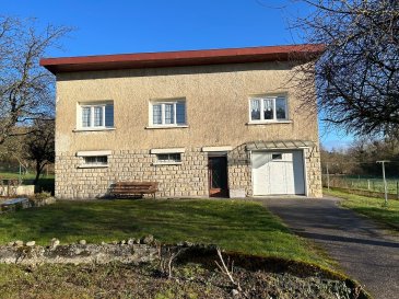 Maison individuelle dans position indépendante sur l'axe LIGNY / BAR comprenant entrée, garage, atelier, cave en rez-de-chaussée. Au premier étage : dégagements, salle d'eau, wc, 3 chambres, salon-séjour, cuisine. Terrain agrémentant l'ensemble. RARE !!