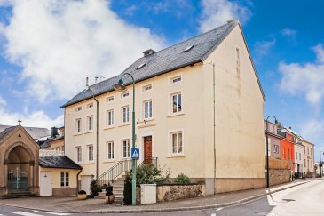 Cette ancienne ferme entièrement rénovée avec passion en 2012-13 dispose d’une surface habitable de ± 330 m² pour une surface totale ± 420 m². La partie la plus ancienne date de 1790 mais la majeure partie du bien date de 1828.

L'entrée donne sur un palier ± 12 m² desservant un premier petit salon ± 13 m2, la salle à manger ± 18 m2 avec passe-plat, le séjour en suite ± 20 m² avec feu ouvert, la cuisine équipée et aménagée ± 16 m2 suivie d’une arrière cuisine ± 7 m², un wc séparé avec douche ± 5 m², la buanderie ± 10 m² avec accès au jardin et au sous-sol et enfin, un petit boudoir (bureau-vestiaire) ± 9 m².

Le premier étage comprend 2 chambres de ± 9 et 20 m², la suite parentale composée d’une chambre ± 18 m², d’un dressing ± 20 m2 et d’une salle de bains ± 14 m² avec douche, double lavabos et un wc.

Le deuxième étage comprend un bureau ± 20 m², un débarras (ancien saloir) ± 12 m² et 3 chambres de ± 13, 16 et 20 m².

Le grenier ± 60 m² est non aménagé mais bien isolé.

Le sous-sol se compose de deux caves voûtées de ± 13 m² chacune, d'un garage ± 22 m² pour une voiture, d'une annexe ± 24 m² pour la réserve à pellets ainsi que d'une petite chapelle.

Le jardin est clôturé et orienté Ouest.

Généralités :

Maison entièrement rénovée en 2012 / 2013 ;
Plancher en bois, dalles en bois, plafonds bas (± 2.5m) ;
Feu ouvert, maison résolument rustique ;
Système d'alarme, volets intérieurs ;
Chaudière à pellets Buderus. La réserve à pellets est de 5 tonnes (10 tonnes sont nécessaires pour chauffer la maison, soit 2.000€/an) ;

Possibilité d'aménager une deuxième voire une troisième salle de bains aux étages.
