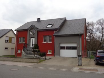 VENDU

Spacieuse maison 4 façades de 200 m² habitables + 120 m² de caves + 43 m² de garage
La maison est composée comme suit:
Rch: hall d'entrée avec dans le fond du couloir un Wc sép.(Wc, lave-mains et pissoir). A gauche de l'entrée se situe la cuisine équipée séparée avec coin repas et porte coulissante donnant vers la salle-à-manger, séjour avec sortie sur une belle terrasse semi couverte de 40 m² avec accès au jardin.
Le hall d'entrée donne également accès à un bureau ou chambre de 11,52 m²
Le 1er étage se compose de 5 chambres spacieuses (les dimensions varient entre 15m² et 22 m²), d'une salle de bain avec baignoire de coin, douche, Wc, lavabo et vélux.
Le sous-sol se compose d'une chaufferie avec réserve à pellets, d'une buanderie, d'une salle de douche avec wc, pissoir et cheminée pour le linge sale ainsi que de plusieurs caves dont une avec petite porte de garage donnant dans le jardin (idéal pour les meubles de jardin, tondeuse, tracteur....)
Le garage pour 2 voitures est attenant à la maison à mi-hauteur. Accès par les caves.
Moustiquaires à de nombreuses fenêtre, volets électrique dans le séjour, panneaux solaires pour l'eau chaude.
La limite du terrain est à la rangée d'arbres au fond du jardin, la clôture intermédiaire a été mise pour restreindre l'espace du chien.
Le terrain est plat, clôture entièrement et facile à l'entretien.
Maison idéale pour famille avec enfants ou profession libérale.....
Bon accès de bus.
Tous les commerces, écoles, crèches, lycée, centre sportif, piscine, administrations à proximité.