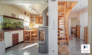 Maison jumelée 4 chambres, terrain 08ar 15ca à Niederanven.

Située à Niederanven, commune très recherché et dynamique, cette maison libre de 3 côtés et entièrement rénovée en 2016, est posée sur un terrain de 8,15ares.

En retrait de la route. Elle présente une surface habitable de ± 149 m² pour une surface totale de ± 207 m² et se compose comme suit:
-
Au rez-de-chaussée, un hall d'entrée ± 2 m² et une Wc invités (salle de bain ± 5 m²), les escaliers vous mènent au bel étage composé d'un palier ± 10 m² s'ouvrant sur le séjour ± 21 m² avec coin repas et la cuisine ouverte équipée et aménagée (four, cuisinière vitrocéramique, hotte aspirante, frigo, congélateur, lave-vaisselle, plan de travail), ainsi qu'un poêle à bois et accès à une terrasse de ± 40 m² (orienté plein Sud). L'étage comprend également 2 chambres ± 11 et 17 m² ainsi qu'une salle de douche ± 4 m² (avec douche, lavabo et wc),
-
L'étage, sous les combles, se compose d'un palier avec bureau et un feu ouvert ± 11 m², d'une salle de douche ± 4 m² (avec douche, lavabo et wc), ainsi que 2 chambres ± 11 et 13 m².
Le garage accessible par l'extérieur comprend également un espace atelier ± 24 m², une buanderie ± 10 m², une salle de douche ± 6 m² (avec douche, lavabo et wc) ainsi qu’à un jardin d'hiver ± 13 m².
-
Un carport ± 13 m² sert d'abris de jardins, un garage complémentaire se trouve un peu à l'écart de la maison. Une terrasse de ± 40 m² côté jardin ce trouve dans le périmètre constructible. Une serre (jardin d'hiver) ± 18 m² longe l'arrière de la maison.
Il existe une servitude de bon voisinage sur la cour devant la maison et elle est en copropriété avec le garage du voisin.
-
Détails complémentaires:
Maison entièrement rénové en 2016;
Cuisine équipée et aménagée, marque AEG;
Double vitrage, châssis en PVC sécurisés, volets électriques;
Sol en granit, parquet en bois massif et carrelage;
Toiture en tuiles, en bon état;
24 panneaux solaires avec un rendement mensuel de 120 €;
Chaudière au gaz, chauffage par radiateur, chauffe serviette, poêle à bois;
Bâtiment de garage et carport isolé;
Terrasse, jardin ± 6ares (arboré et clôturé) orienté plein Sud;
Extérieurs superbes, vue dégagée à l’arrière de la maison;
Bonnes connections pour l'aéroport, le Kirchberg;
Commune de Niederanven dynamique, offrant toutes les infrastructures;
Arrêt de bus à 100 m, centre commercial 