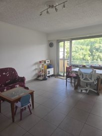 Esch-sur-Alzette, 39, rue Zénon Bernard, appartement de 84 m2 au 4ème étage avec ascenseur et comprenant : entrée, living sur balcon de 9 m2 WC séparé, cuisine équipée séparée, deux chambres à coucher, salle de douche, cave de 4m2, à 500 mètres de la gare. Libre le 1.11.2026. Loyer : 1900 euros + 250 euros de charges. Commission d'agence : un mois de loyer +TVA, 50% à charge du locataire, 50% à charge du bailleur. Passeport énergétique : G.  
Contact, téléphone : 691 203010.