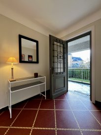 Chambre meublée (5/5) dans maison rénovée avec jardin d'agrément, orientée sud-ouest au pied du Centre d'affaires du Kirchberg entièrement équipée et meublée pour votre confort.

Villa B ? Immeuble de standing ? Premium co-living

Situé au numéro 21, Fond Saint-Martin à Weimerskirch cette Villa de 2 étages vous offre une excellente proximité avec les commodités animées de la Ville de Luxembourg, notamment les restaurants, les bars, les magasins et les transports en commun (gratuits). Vous aurez un accès facile à tout ce que la Ville a à offrir, facilitant ainsi vos déplacements quotidiens et activités de loisir.

Immobilier UNIC vous propose 1 chambre à coucher située dans une belle maison agréable, spacieuse et lumineuse.
La maison dispose de 5 chambres, d'une salle de bains, WC séparé, d'une salle de douche avec WC (pour deux des 5 chambres), une buanderie commune avec lave-linge et sèche-linge + planche et fer à repasser.

Chaque unité est entièrement meublée, le linge de lit est fourni.

Charmante, cette chambre fait partie d'une colocation de 5 personnes. Meublée d'un lit double, un bureau et des rangements. Deux salles de douche avec WC sont à partager entre les colocataires.

La cuisine dinatoire est entièrement équipée également de toute la vaisselle et accessoires de cuisine, ainsi que d'un lave-vaisselle et d'un deuxième frigo.

Nettoyage des parties communes une fois par semaine inclus

Les charges comprennent la consommation d'eau froide et chaude, le chauffage, l'électricité, Internet en WIFI, l'entretien et l'électricité des parties communes, l'assurance du bâtiment et la taxe des ordures ménagères.

Assurance habitation incluse.

Un dossier de candidature sera demandé avant toute visite et à envoyer par mail à l'adresse suivante: info@unic.lu

Conditions :

Il vous sera demandé de produire en amont les informations suivantes : 
Copie de votre contrat de travail : CDI ou alternance / internship 
3 dernières fiches de salaire (si le contrat a déjà débuté ? pas mandataire)
Copie d'une pièce d'identité (passeport ou carte d'identité - permis de travail - si applicable)

1 occupant par chambre / pas d'invités
Pas de couple 
Pas d'animaux
Pas d'enfants
Immeuble non-fumeur

Loyer mensuel : 1.200€ 
Charges mensuelles : incluses dans le forfait de loyer

Dépôt de garantie : 2.400€
Frais d'agence : 600€ + TVA (17,00%)
Frais de ménage à la fin du séjour : 260€
Durée maximale d'occupation : 12 mois avec possibilité de prolongation