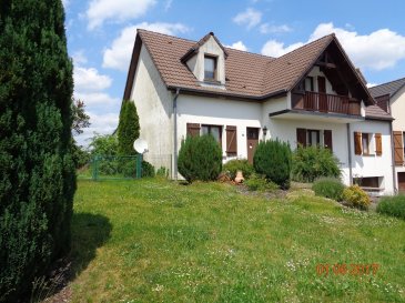 Spacieuse et lumineuse maison jumelée de 200m² à louer dans le village de Koetschette, commune de Rambrouch.

Rdch:
- hall d'entrée
- bureau
- salle de douche, lavabo
- wc séparé
- 1 chambre à coucher avec dressing
- grande cuisine équipée
- grand séjour avec poêle
- salle à manger avec sortie sur terrasse et jardin.

1er étage:
- salle de bain et douche
- wc séparé
- 2 chambres à coucher
- débarras.

Sous-sol:
- caves
- chaufferie
- buanderie
- 2 garages.
