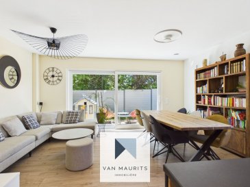 Situé à Niederanven ce Triplex datant de 2018 bénéficie d'une surface habitable de ± 103 m² pour une surface totale de ± 120 m².
L'appartement se constitue comme suit:
Au rez-de-chaussée, un hall d'entrée ± 3 m² mène à un espace séjour de ± 37m² avec une cuisine équipée, moderne, avec îlot central et cave à vin. La cuisine est ouverte sur un espace séjour lumineux donnant lui-même accès à une terrasse de ± 7 m² orienté ouest ainsi qu'un jardin de ± 40 m².
Au premier étage, deux chambres lumineuses de ± 10 m² chaque, une étant aménagé en bureau. Une salle de douche ± 6 m² avec douche italienne, WC et vasque. À cela s'ajoute une buanderie ± 2 m² ainsi qu'une grande terrasse orienté sud-est ± 17 m² surplombant la cour intérieure.
Au Deuxième étage sous les combles, se situe une spacieuse chambre principale ± 15 m² avec son espace dressing encastré ainsi que sa salle de bain privative ± 4 m².

Détails complémentaires :
- Triplex datant de 2018 en excellente condition
- Châssis en bois / alu, triple vitrage, volets et velux électriques
- Pompe à chaleur et panneaux solaires
- Carrelage, parquet
Pour plus d'informations, veuillez contacter s.v.p : Nora au +352 691 136 875 ou nora@vanmaurits.lu