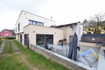 En Exclusivité ImmoHouse vous propose cette superbe maison individuelle rénovée idéalement située à Scheidgen dans la commune de Consdorf.

Sur un terrain de 12,66 ares et une surface de 320m², cette magnifique maison se compose de:

Au rez de chaussée:
- Un spacieux hall d'entrée
- Un grand salon salle à manger avec cheminée et accès terrasse et jardin
- Une cuisine équipée fermée secondaire

Au 1er étage:
- Une grande chambre parentale avec dressing et salle de bain privative et terrasse avec vue dégagée
- Deux chambres à coucher
- Une salle de bain avec douche wc et fenetre
- Un bureau /chambre
- Une buanderie 
- Un grand espace de 50m² pouvant etre exploiter en atelier ou salle de sport/cinéma

Au 2ème étage:
- Deux chambres à coucher

A cela s'ajoutent: un garage avec plusieurs emplacements extérieurs, une buanderie, une cave, un jardin, une terrasse.

Magnifique maison à découvrir....

Infos et visites sur rdv