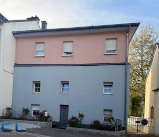 NOUVEAU PRIX !!
Luxembourg-Weimerskirch ? Appartement-duplex à vendre ; 130m2 !

-Appartement duplex situé au rez-de-chaussée et au premier étage d'une maison bi-familiale.
Ce bien se distingue par son entrée individuelle et l'absence de charges communes mensuelles.
Avec une superficie totale de ±130 m², il se compose comme suit :
Rez-de-chaussée (63,87 m²) :
-Couloir d'entrée
-Salon / living
-Salle de douche
-Spacieuse cuisine équipée- salle amanger, avec accès direct à l'arrière de la maison

1er étage (65,61 m²) :
-Grand hall avec placards intégrés
-Trois chambres à coucher
-Grande salle de douche
Annexes et extérieurs :
-Cave et garage intérieur (53,61 m²) 
-Jardin privatif de 38 m²avec emplacement de parking extérieur

Caractéristiques techniques :
-Chaudière individuelle au gaz
-Double vitrage PVC
-Dalles en béton
Bien idéal pour ceux recherchant confort, indépendance et tranquillité dans un quartier résidentiel, calme, historique, verdoyant, familial et international avec une ambiance ?village », proche de la vallée de l'Alzette.
- Weimerskirch est entouré par :
Dommeldange, Pfaffenthal, Eich, Kirchberg (quartier d'affaires et institutions européennes). 
La disponibilité du bien est à convenir.

Pour toute demande de visite ou informations complémentaires, n'hésitez pas à nous contacter au 265341 ou directement notre agent Mme VEIGAS au 621 505 621 ou par mail au cristina.veigas@cl-immo.lu

Les frais d'agence sont compris dans le prix de vente et à charge du vendeur.