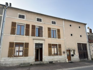 Découvrez cette magnifique maison mitoyenne idéalement située à Demange-aux-Eaux, en France, proposée à la vente par SEB IMMOBILIER. Ce bien offre un cadre de vie agréable dans un environnement tranquille.
Détails de la propriété:
Cette belle demeure de 210 m² se distingue par ses 8 pièces spacieuses, comprenant 4 chambres et une salle de douche. Elle dispose d'un garnd garage-grange, parfaits pour vos véhicules, ainsi que d'un grenier qui offre un espace de rangement supplémentaire.. À l'extérieur, vous bénéficierez d'un jardin verdoyant de 200 m² et d'une terrasse de 40 m² pour profiter des journées ensoleillées. Ce bien rénové, propose un intérieur classique avec une cuisine séparée et est équipé d'un système de chauffage au fioul et d'une pompe à chaleur avec climatisatio réversible. Son efficacité énergétique est certifiée classe C, la classant parmi les propriétés économes en énergie avec une émission de gaz à effet de serre très faible, classée A. Avec une surface de terrain de 5 ares, cette propriété offre un parfait équilibre entre espace intérieur et extérieur, idéale pour une famille.

Installations à proximité:
Demange-aux-Eaux est une charmante commune offrant un cadre de vie paisible.  Les espaces verts de la région et les loisirs de plein air complètent les attraits de cette communauté. Bien desservie par les routes, elle permet un accès facile aux villes voisines,  contribuant au confort de vie des habitants.

Ne manquez pas cette opportunité exceptionnelle! Contactez-nous dès maintenant pour organiser une visite en remplissant le formulaire de contact ou par téléphone. Profitez de cette chance d'acheter une maison qui allie tradition et confort moderne dans un environnement privilégié.