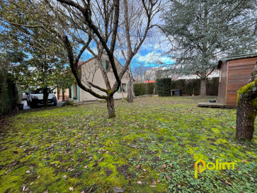 nouveauté en exclusivité.  Venez découvrir cette chaleureuse maison indépendante au calme, en impasse de rue. Belle pièce à vivre avec cheminée donnant accès direct sur l'extérieur, une cuisine séparée, quatre chambres. Joli jardin clos et arboré. 
 Les informations sur les risques auxquels ce bien est exposé sont disponibles sur le site Géorisques : www.georisques.gouv.fr