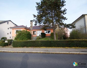 Maison individuelle libre des 4 cotés (style Bungalow), située à Bereldange, rue de Steinsel.
Idéal pour une famille avec enfants. Construite en 1973 et rénovée les dernières années.

Cette maison de +/- 250m2 surface totale avec cave et garage inclus, surface utile ± 195m2, érigé sur un beau terrain de +/- 10 ares.

Elle se compose comme suit :

Au Rez-de-chaussée:
-	1 double garage  ,  3 emplacements extérieurs
-	1 cave
-	1 réserve
-	la chaufferie/buanderie  avec douche (chauffage à condensation au gaz  de 2001)
-	une chambre de 27m2
Au 1er étage
-	le grand hall d'entrée avec un vestiaire
-	un WC hôtes 
-	la grande pièce à vivre de ±46,5m2 avec sa cheminée 
-	la cuisine de ±14m2 avec accès vers le balcon de ± 15m2 et le grand jardin
-	une grande chambre ±16m2 avec placards
-	une 2ème chambre de ±13 m2 avec placards
-	une 3ème chambre ±13 m2
-	une salle de bains avec baignoire et douche italienne, double vasque complètement rénovée
Grenier

Disponible : immédiatement
Loyer :     		        2.800.-€
Caution : 		        5.600.-€
Frais d'agence : 	2.800.-€ + Tva

Pour tous renseignements ou pour prendre rendez-vous pour une visite, veuillez nous contacter par téléphone au (+352) 621 43 10 04 û (+352) 26 19 00 86 ou par mail : info@icasa.lu

Découvrez tous nos biens sur www.icasa.lu.
Souhaitez-vous louer ou vendre votre bien, profitez de notre service de qualité. Estimation rapide et gratuite.

Agence iCasa û Bertrange
BELACCHI Michel

Ref agence :5269966