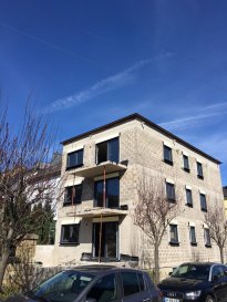 Nous avons l'honneur de vous présenter une toute nouvelle résidence de 3 unités seulement, en construction à Differdange.

Libre de 4 côtés celle-ci est située dans une rue très calme et agréable à vivre.

Avec une classe énergétique en BBB les charges seront moindres grâce à l'installation d'une ventilation mécanique, de panneaux solaires, chauffage au sol, ect.

Les appartements seront très spacieux et lumineux et ils comprendront 3 chambres à coucher chacun.

Chaque appartement aura son espace extérieur :
L'appartement au rez-de- chaussée comprend un jardin de 63.1 m² et une terrasse de 6m² . Vendu
L'appartement au 1e étage comprend un balcon de 6m². Disponible
L'appartement au 3é étage comprend une terrasse très spacieuse de 96.70m² et une terrasse de 6m2. Disponible

Ne ratez pas cette grande occasion et contactez nous +352 621 278 925
