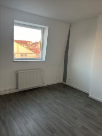 A louer dans un immeuble de caractere au coeur du centre ville de METZ, un appartement de type F1 rénové avec une kitchenette,une chambre, SDB WC.

Libre le 07/10/2025