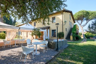 Domaine de prestige avec agritourisme, vignoble Chianti DOCG et piscine à San Miniato (Pise)
Au cœur des collines toscanes, à proximité de San Miniato, superbe domaine de prestige exploité en agritourisme, offrant environ 1.100 m² habitables répartis sur deux bâtiments.
La propriété comprend 11 appartements indépendants (7 deux-pièces, 2 trois-pièces, 1 quatre-pièces et 1 studio), entièrement rénovés dans le respect de la tradition toscane avec poutres apparentes, sols en terre cuite et finitions authentiques.
Implanté sur environ 46 hectares de terrain, le domaine dispose de :

21 hectares de vignoble biologique Chianti DOCG
10 hectares d'oliveraies DOP
Terres agricoles et bois
Parc paysager d'environ 1 hectare avec piscine et espaces détente

Les espaces communs comprennent une élégante salle de petit-déjeuner avec cuisine professionnelle, idéale pour l'organisation d'événements, dégustations et réceptions.
Une dépendance d'environ 80 m² complète l'ensemble, avec potentiel d'agrandissement ou de transformation en logement supplémentaire.
Une propriété rare offrant un fort potentiel touristique et viticole, dans l'un des secteurs les plus recherchés de Toscane.
Prix demandé : 2.800.000 €.

Contactez-nous pour plus d'informations ou pour organiser une visite :
+352 27 40 30 30 | info@capitis.lu
