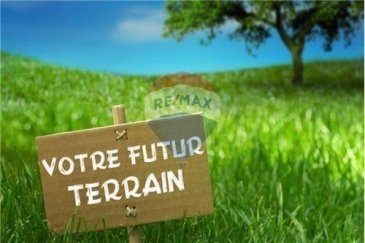 Veuillez contacter M. Franck Paul pour de plus amples informations :
- T : 691 657 074
- E : franck.paul@remax.lu

RE/MAX, Spécialiste de l'immobilier à Hesperange, vous propose, à la vente, ce terrain situé dans le domaine de Rothweit, section communale d’Alzingen. Actuellement, il y a un accord de principe de la commune pour la construction d'une maison de 290 m² en surface brute. 
Le bien se situe à quelques minutes du centre de Luxembourg-ville et notamment de la Cloche D'or. La commune d'Hesperange est très recherchée à la fois pour ses nombreux équipements (vous avez une école primaire, 2 crèches, des restaurants et l'Administration Communale à quelques centaines de mètres entre autres, ...), pour sa proximité avec la capitale et pour son cadre agréable et vert. La parcelle elle-même se situe en bordure de la zone constructible à proximité de terres labourables, si vous recherchez le bon compromis entre la ville et la campagne, vous êtes au bon endroit.
Vous pouvez également consulter, ici, les plans qui ont été effectués selon les recommandations de la commune par un architecte.

Le prix inclut la commission d'agence : 3 % du prix de vente plus TVA à charge de la partie venderesse   