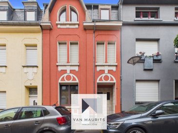 Située à proximité immédiate du centre-ville et du quartier Belval, ainsi que de l'école internationale l'école primaire Jean Jaurès, cette maison mitoyenne unifamiliale construite vers 1923 offre une surface habitable d'environ 140 m², répartie sur 3 niveaux, sur un terrain de 1a30ca.

.Fonctionnelle et agréable à vivre, elle bénéficie d'une distribution fluide des pièces et d'un beau potentiel pour une famille nombreuse.

.Les atouts du bien :

.5 chambres
Jardin de 63 m²
Garage box fermé accessible directement depuis le jardin (non compris dans la propriété, avec possibilité de reprise de la location à 150 €/mois).
Chaudière à gaz récente (2023)
Toiture refaite en 2000 (en bon état)

Disponibilité immédiate

La maison est en bon état général. Des rénovations partielles ont été réalisées au fil des années, dont la dernière en 2010. Le bien est à rafraîchir et à moderniser esthétiquement.

.Distribution & surfaces :

Rez-de-chaussée
Salon : 15 m²
Salle à manger : 13 m²
Cuisine équipée : 10 m² (avec accès direct au jardin)
WC séparé : 1 m²
Jardin : 63 m²

1er étage
Chambre 1 : 13 m²
Chambre 2 : 13 m²
Salle de douche : 9 m²
Palier : 7 m²

2ème étage
Chambre 3 : 14 m²
Chambre 4 : 12 m²
Chambre 5 : 9 m² (possibilité d'aménagement en 2ème salle de bain)
Palier : 7 m²

Sous-sol
Cave de 44 m² comprenant :
Buanderie
Local technique
Espace de rangement

Grenier
Grenier non aménagé et non isolé : surface au sol d'environ 35 m², avec une hauteur maximale de 2,2m

La maison bénéficie d'un emplacement stratégique :
À proximité immédiate des crèches, de l'école primaire réputée Jean Jaurès ainsi que de l'école internationale
À quelques minutes du centre-ville et proche du quartier Belval (commerces, restaurants, université)
Accès rapide aux autoroutes, bus, gare et pistes cyclables

Un bien complet, idéal pour une famille recherchant de l'espace, de la fonctionnalité et la proximité des commodités.

Agent responsable du dossier: Lydia Indjova
E-mail: lydia@vanmaurits.lu
Mobile: +352 661 331 628