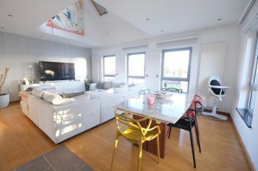 HOLZEM, commune de Mamer, à deux pas de Capellen , magnifique triplex très lumineux aux finitions de haut standing, dans maison à deux unités, de 154 m2 habitables, (250 m2 au total), dans un quartier très came, NON-MEUBLE et comprenant :
RDC : entrée, garage fermé, premier étage : hall avec granit au sol, belle cuisine équipée moderne (Kiche Concept) avec îlot central, plan de travail et pierre, micro-onde AEG combi, four AEG + cuisson vapeur, hotte Novy avec télécommande, lave-vaisselle, frigo et congélateur, spots intégrés, cheminée au bois ouverte de deux côtés, granit au sol, living très lumineux avec parquet au sol, belle hauteur sous-plafond, WC séparé, deuxième étage : couloir de distribution, vue plongeante sur le living, une terrasse de 15 m2, belle vue sur la verdure, une chambre à coucher avec parquet au sol, un bureau ou dressing, accès terrasse, spacieuse chambre parentale avec parquet au sol et placards encastrés, une salle de bains en suite avec WC, dressing, un grenier, troisième chambre à coucher avec parquet au sol et placards encastrés, une salle de douche avec WC. 
Sous-sol : deux grandes caves, buanderie, chaudière au mazout, 
Libre le premier février  2024. Contrat de bail de deux ans minimum. les charges comprennent le chauffage au mazout, l'électricité des parties communes. Les poubelles, l'eau, l'électricité privative sont en plus. 
Contact et visites : Rosalba MAITRE, téléphone : 691 550 189 
Email : rosalba@parkagence.lu